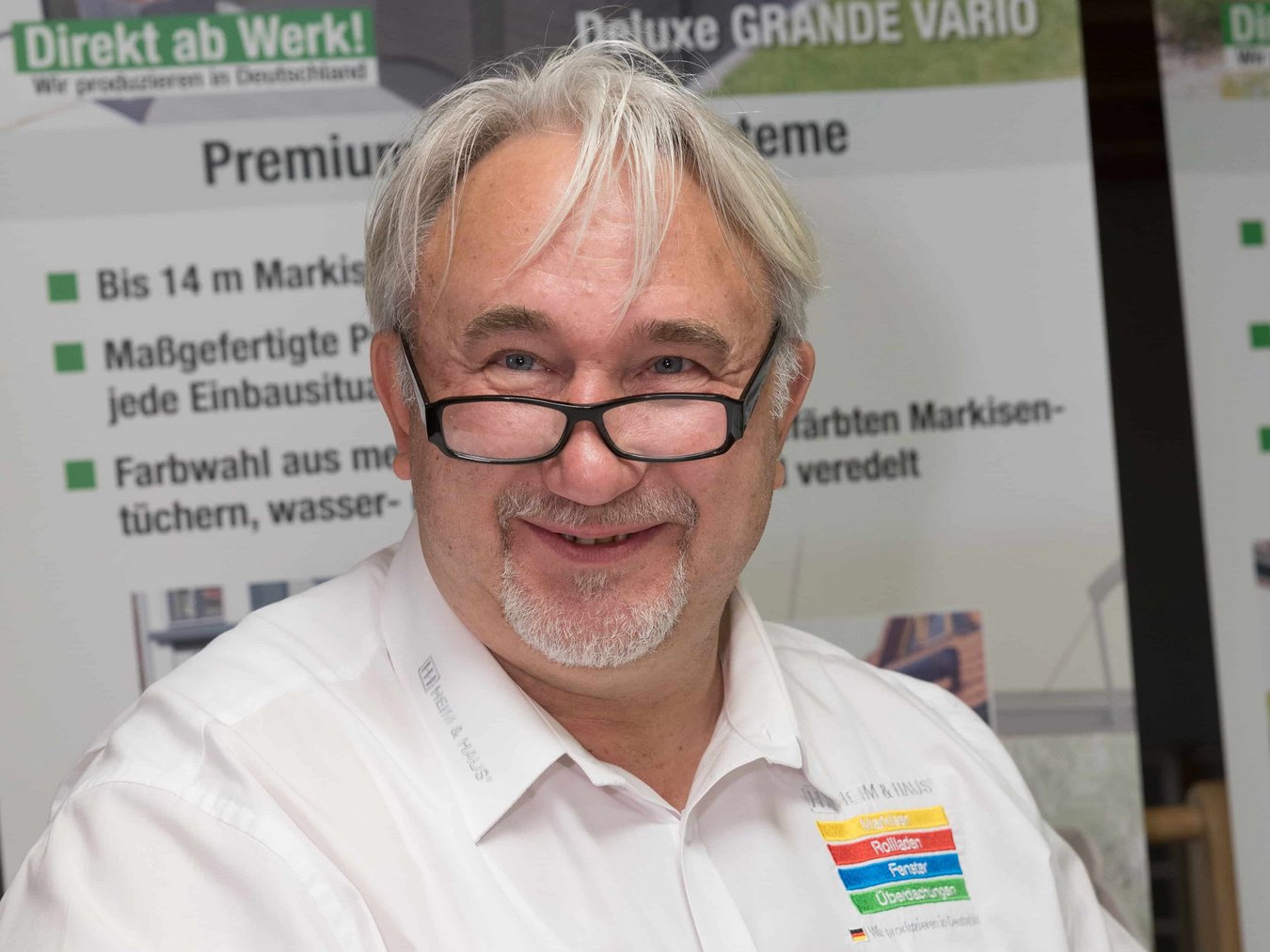 HEIM & HAUS Fachberater der Verkaufsleitung Eitorf an einem Tisch 