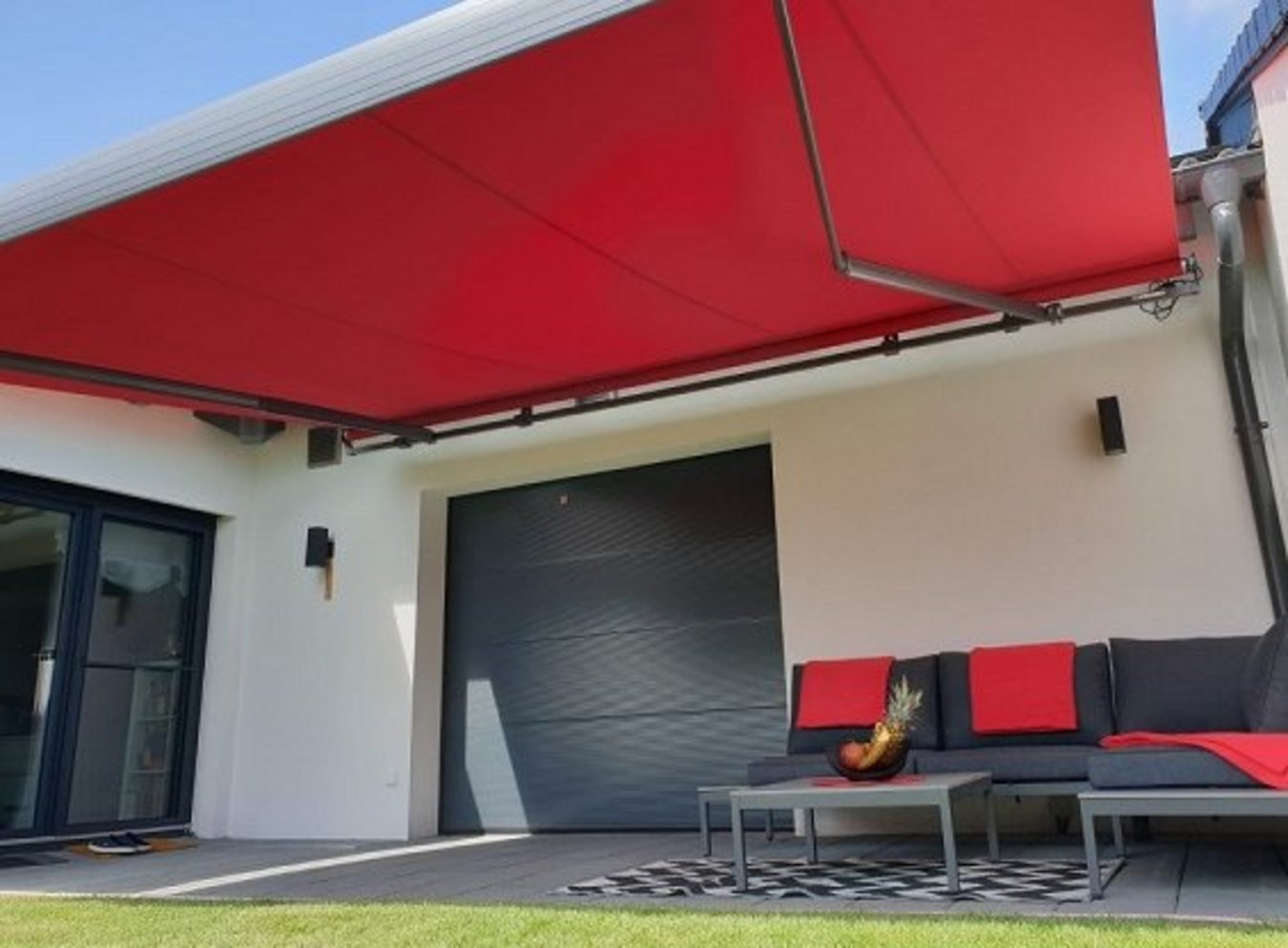 Rote Markise über Lounge auf Terrasse