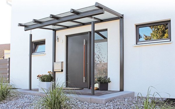 Hauseingang mit Vordach aus Glas und Aluminiumkonstruktion 