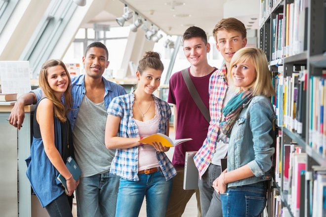 sechs junge leute die in der bibliothek stehen