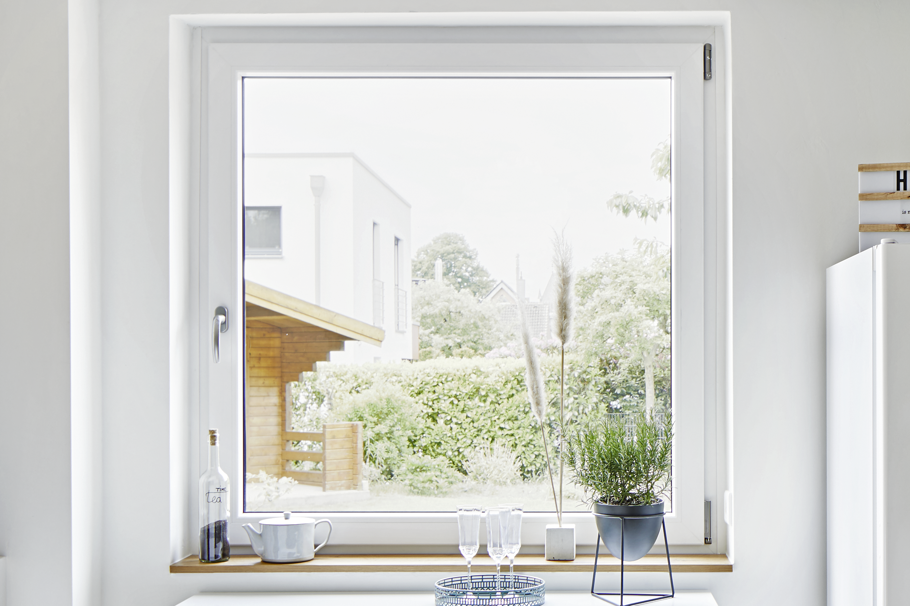 Weißes Kunststofffenster in Küche