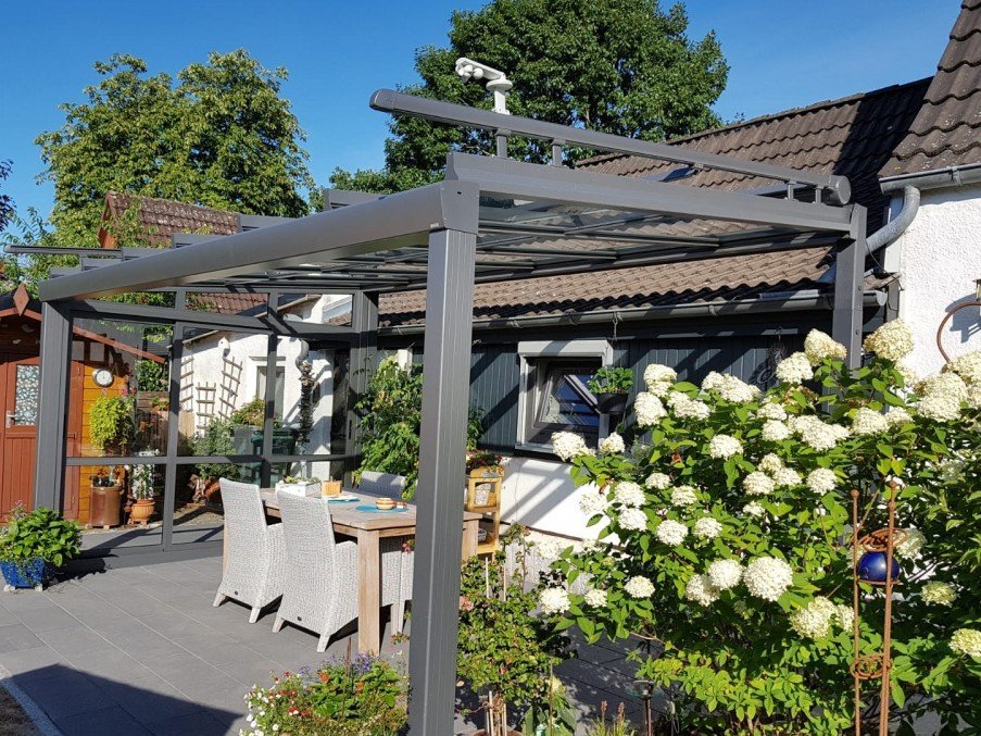 Terrassendach über Sitzgruppe auf Terrasse