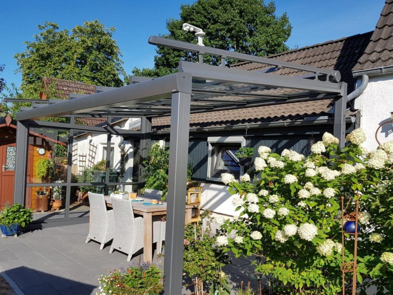 Terrassendach über Sitzgruppe auf Terrasse