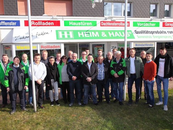 HEIM & HAUS Teamfoto der Verkaufsleitung Essen vor dem Verkaufsleitungsgebäude