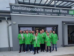HEIM & HAUS Teamfoto der Verkaufsleitung Frankfurt vor der Verkaufsleitung