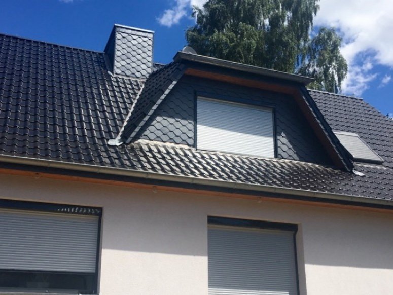 Hausfassade mit mehreren geschlossenen Rollladen 