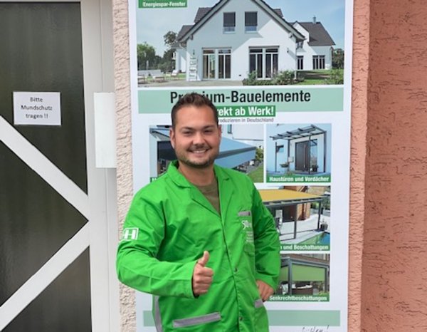 HEIM & HAUS Fachberater Herr Halmich aus der Verkaufsleitung Regensburg vor der Verkaufsleitung