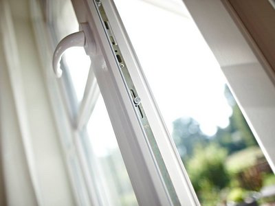 Lüften sorgt für ein angenehmes und gesundes Raumklima Geöffnetes Fenster