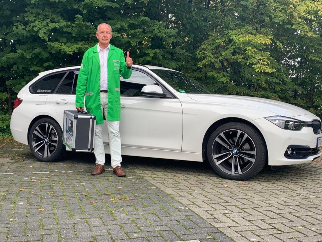 HEIM & HAUS Fachberater Herr Link aus der Verkaufsleitung Wesel mit einem Koffer