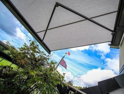 Qualitätsmerkmal Markisentuch Helles Markisentuch vor blauem Himmel