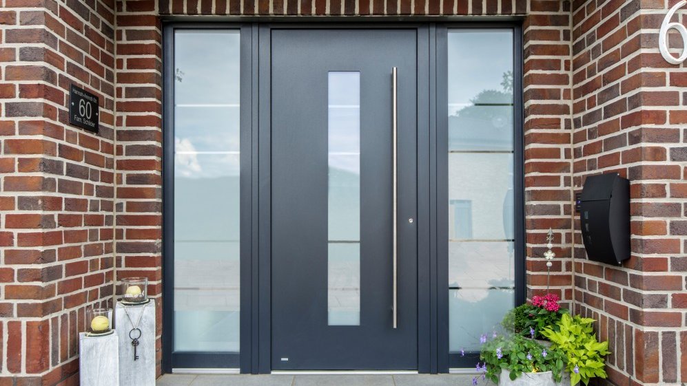 Haustür in anthrazit mit Seitenelementen aus Glas