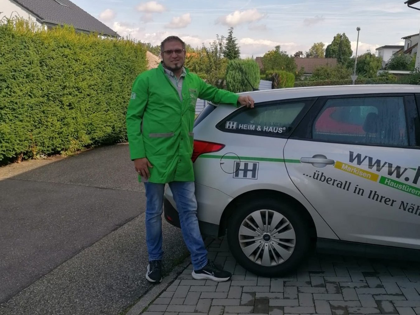 HEIM & HAUS Fachberater Herr Silberg aus der Verkaufsleitung Heilbronn an einem Firmen-PKW