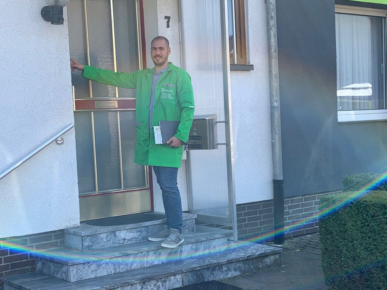 HEIM & HAUS Fachberater Herr Castellano aus der Verkaufsleitung Aachen an einer Haustür