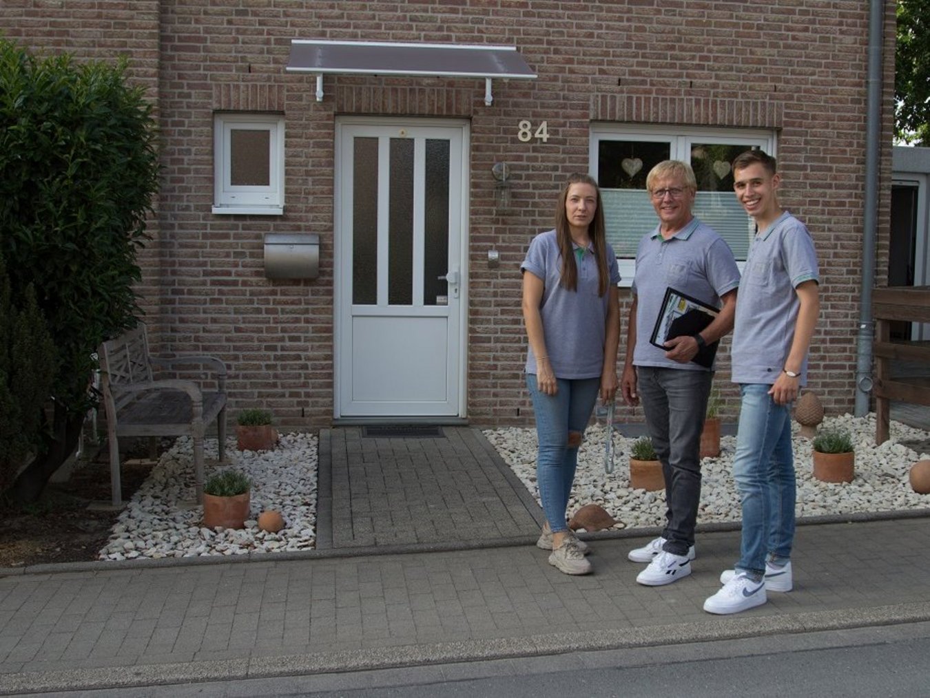 Drei HEIM & HAUS Fachberater der Verkaufsleitung Dortmund vor einem Haus