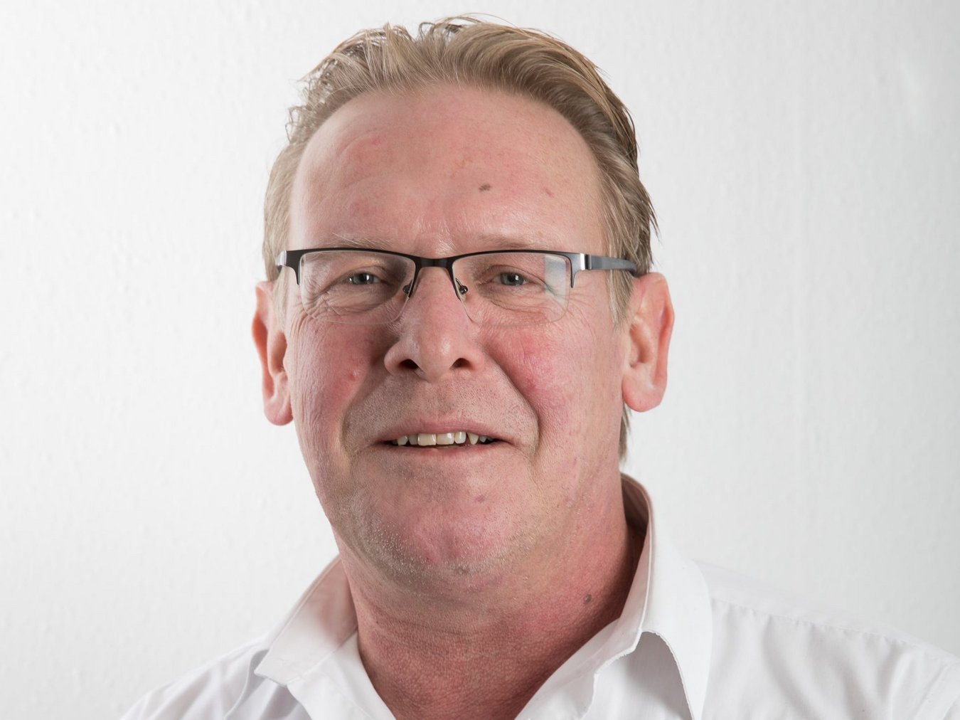 HEIM & HAUS Fachberater Herr Herzinger aus der Verkaufsleitung Fulda in weißem Hemd im Portrait