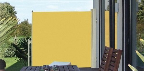 Seitenmarkisen bieten sowohl Sicht- als auch Sonnenschutz Gelbe Seitenmarkise