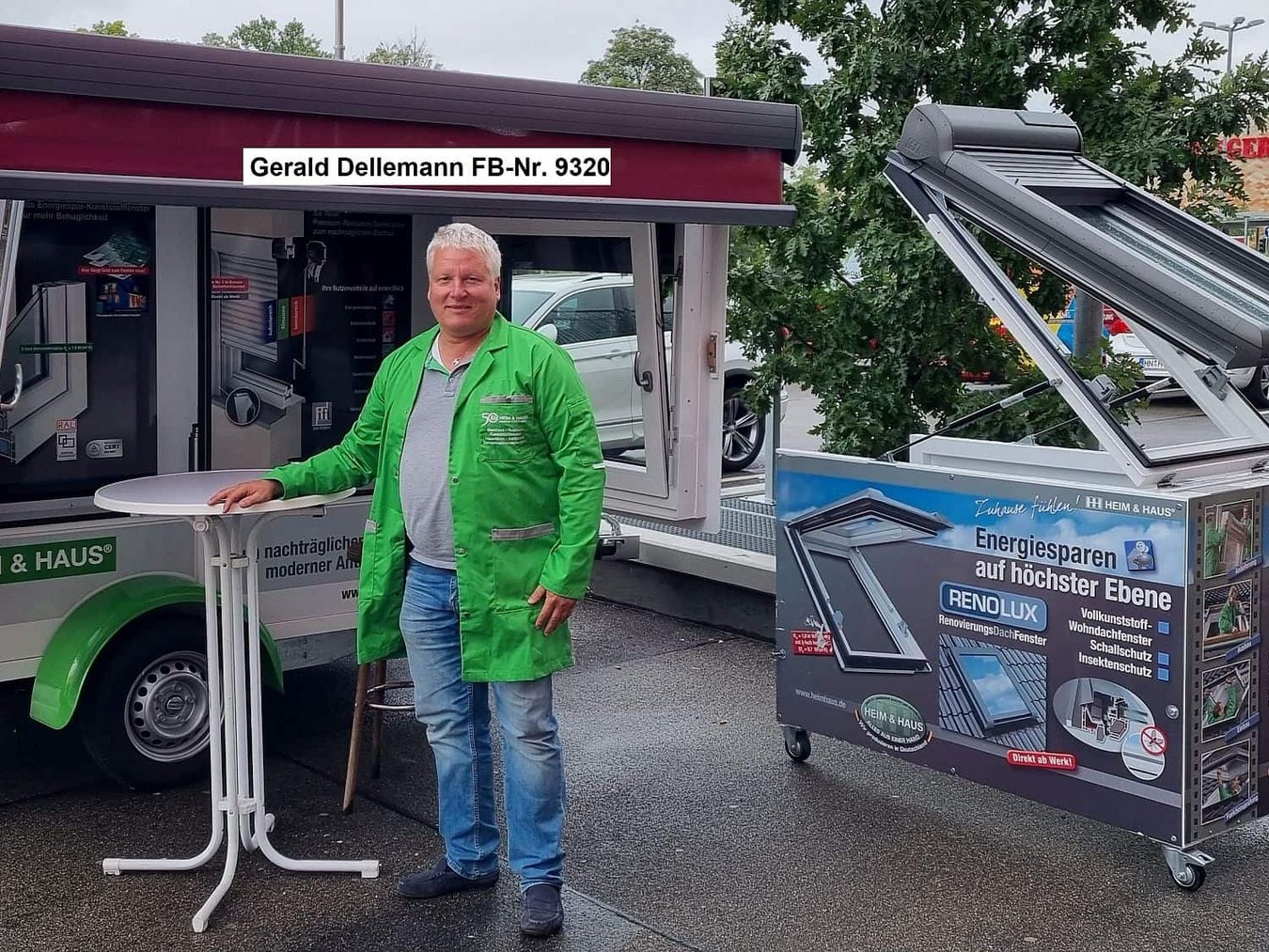 HEIM & HAUS Fachberater Herr Dellemann aus der Verkaufsleitung Heilbronn an einem Dachfensterexponat