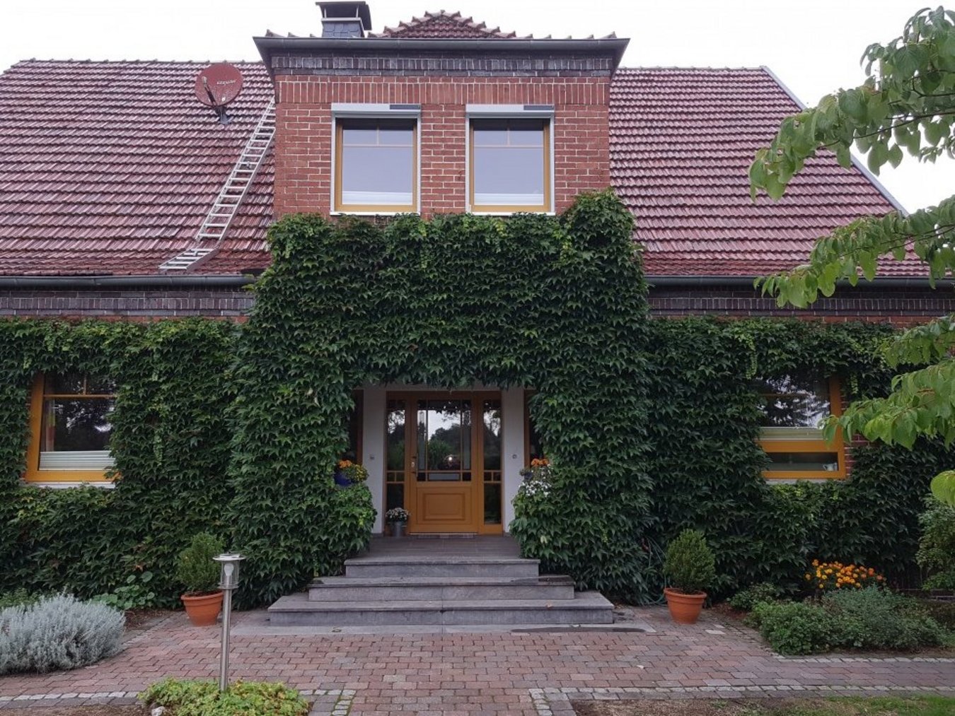 Haus mit hochgefahrenen Rollladen