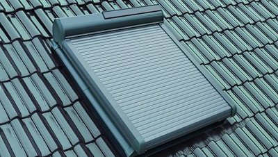 Dachfensterrollladen schützen von außen vor Witterungseinflüssen und Einbrechern Dachfensterrollladen geschlossen