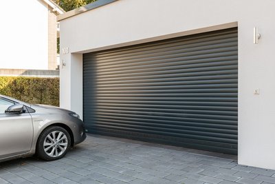 Elektrische Garagentore für modernen Komfort dunkles Garagentor