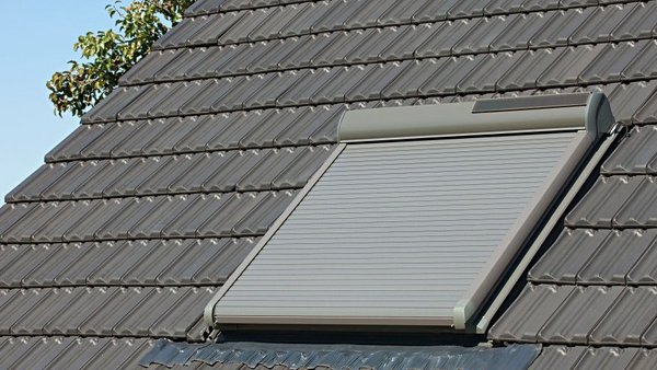 Rollladen halten Hitze und Sonnenstrahlen von Dachfenstern fern Geschlossener Dachfensterrolladen