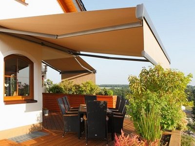 Ein VarioVolant lässt sich flexibel je nach Sonnenstand bedienen Beige Markise mit leicht ausgefahrenem VarioVolant