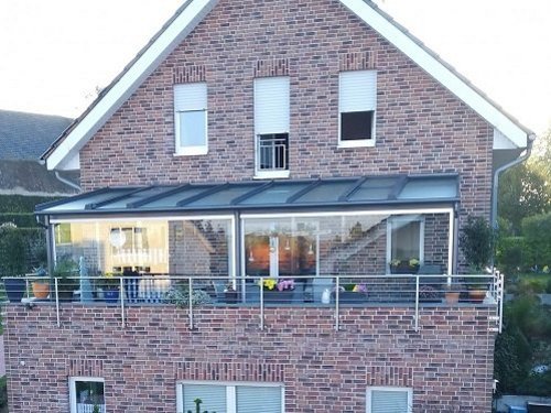 Haus mit Terrassendach aus Vogelperspektive