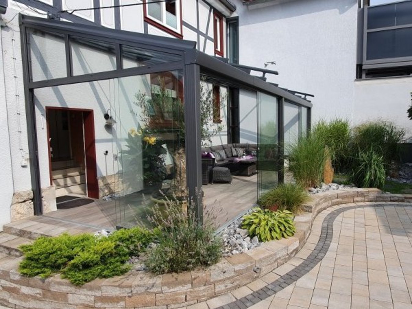 Terrassendach an Hausfassade