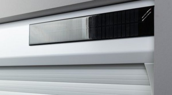 Die Solarzelle versorgt den Rollladen mit Energie Solarzellen in Rollladenkasten im Detail
