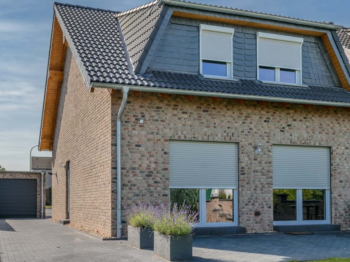 Multitalent Rollladen: Die wichtigsten Arten Fenster mit Aufsatzrollladen und Vorbaurollladen
