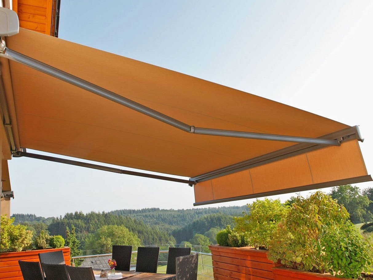 Markisenratgeber: Was ist die richtige Größe für meine Markise? Orangene Markise mit ausgefahrenem Volant