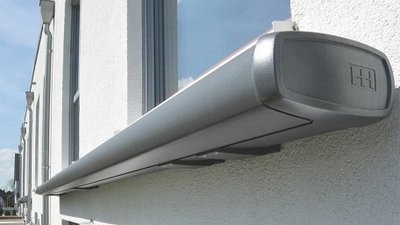Kassettenmarkise dunkelgrauer Markisenkasten an weißer Fassade