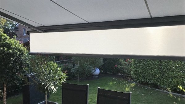 Volants dienen als Sonnen- und Blenschutz Markise mit VarioVolant im Gegenlicht