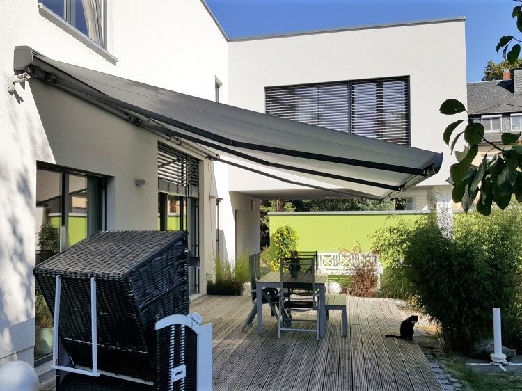 Markise über Terrasse in Seitenansicht
