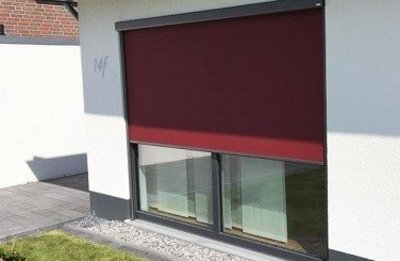 Roter Zipscreen vor bodentiefem Fenster