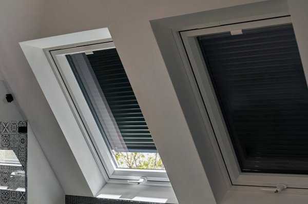 Dachfenster Rollladen Innenansicht zwei Dachfenster mit geschlossenen Dachfensterrollladen Innenansicht