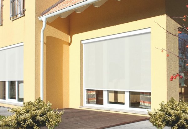 Außenansicht ZipScreen Außenansicht eines weißen, ausgefahrenen ZipScreens