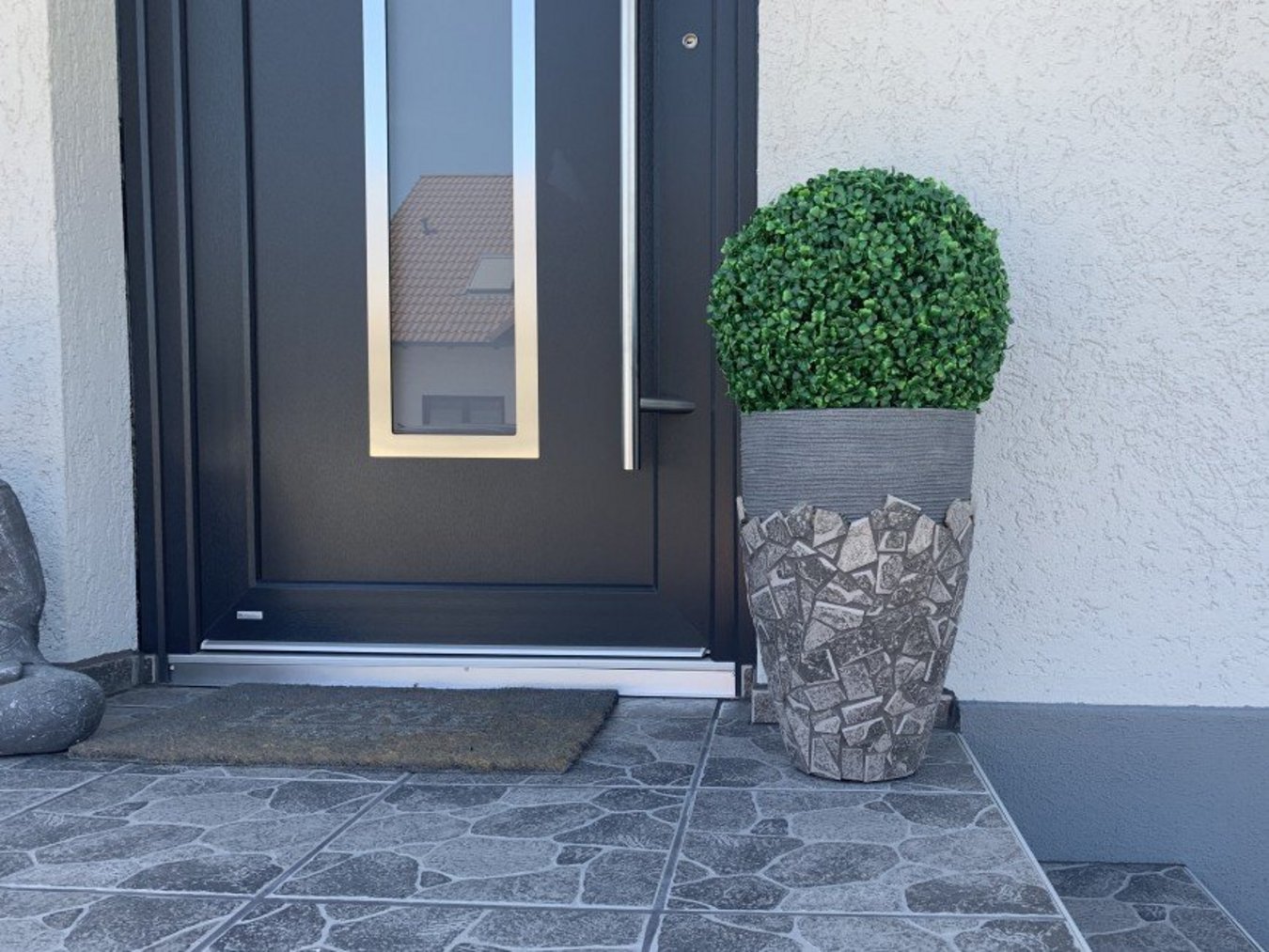 Dunkle Haustür in Detailansicht
