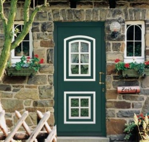 Grüne Haustür mit weißen Elementen