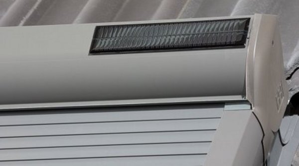 Ein Solar-Antrieb für den Dachfensterrollladen ist komfortabel und umweltfreundlich Solarzelle auf Dachfensterrollladen
