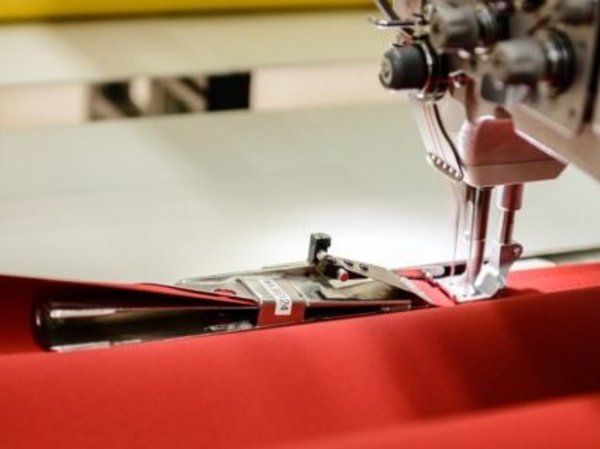 Nähmaschine der eigenen Tuchnäherei Nähmaschine im Detail