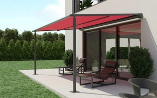 Rote Pergola Markise vor Terrassentür