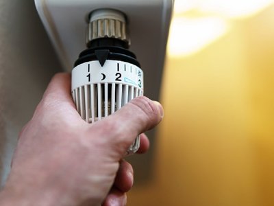 Vor dem Verlassen des Hauses alle Thermostate auf 1 oder 2 herunterdrehen Thermostat zwischen 1 und 2