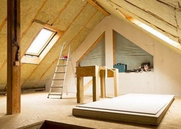 Renovierter Dachboden mit sichtbarer Dämmung