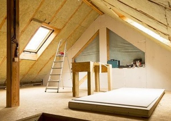Zustand des Dachbodens prüfen und Renovierungsbedarf feststellen Renovierter Dachboden mit sichtbarer Dämmung