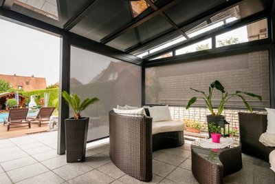 Terrasse mit Dach und Sitzelementen