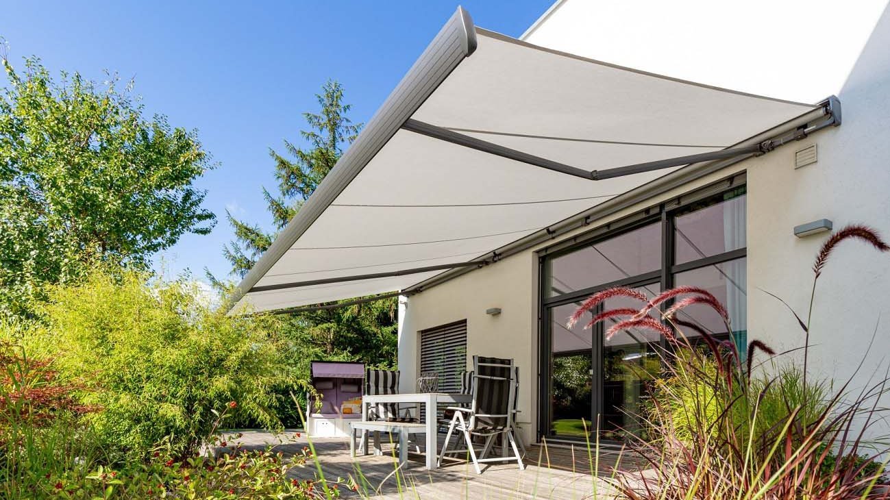 helle Markise über Terrasse