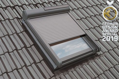 Halb geschlossener Dachfensterrollladen