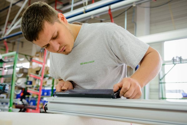 HEIM & HAUS Werksmitarbeiter aus dem Werk Auerbach an einem Sonnenwächter