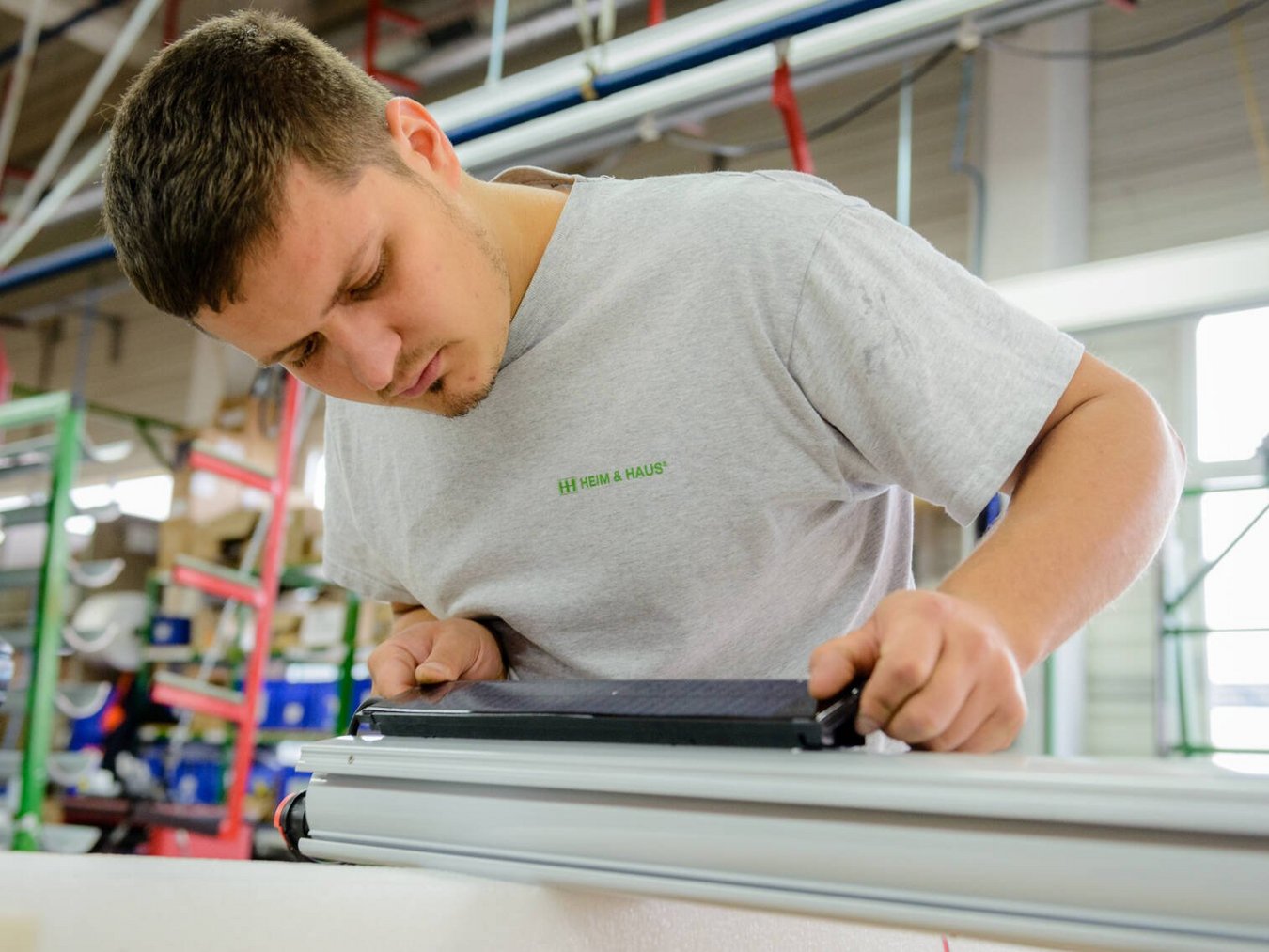 HEIM & HAUS Werksmitarbeiter aus dem Werk Auerbach an einem Sonnenwächter